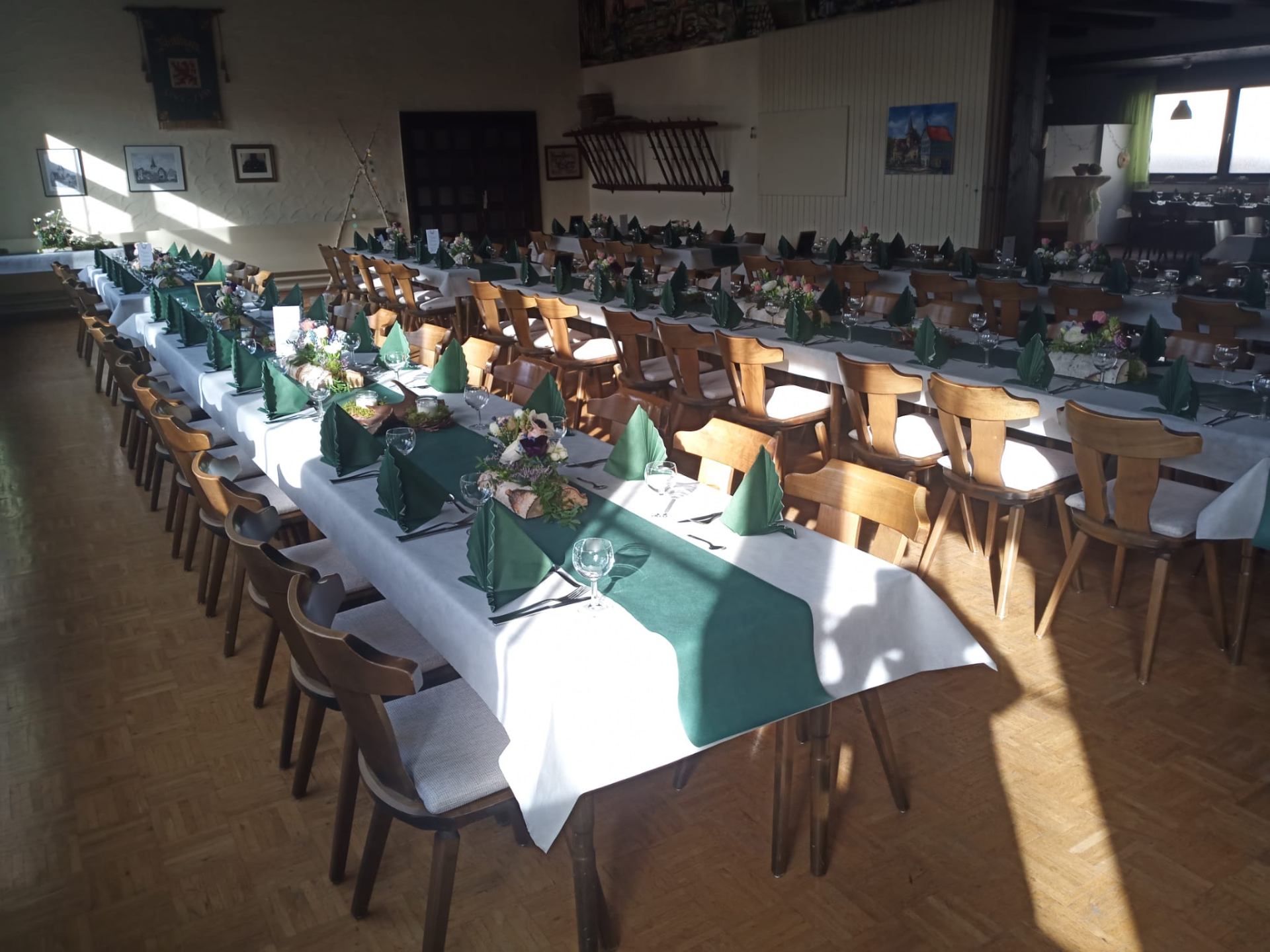 Festlich gedeckte Tafel im großen Saal des Sängerheims